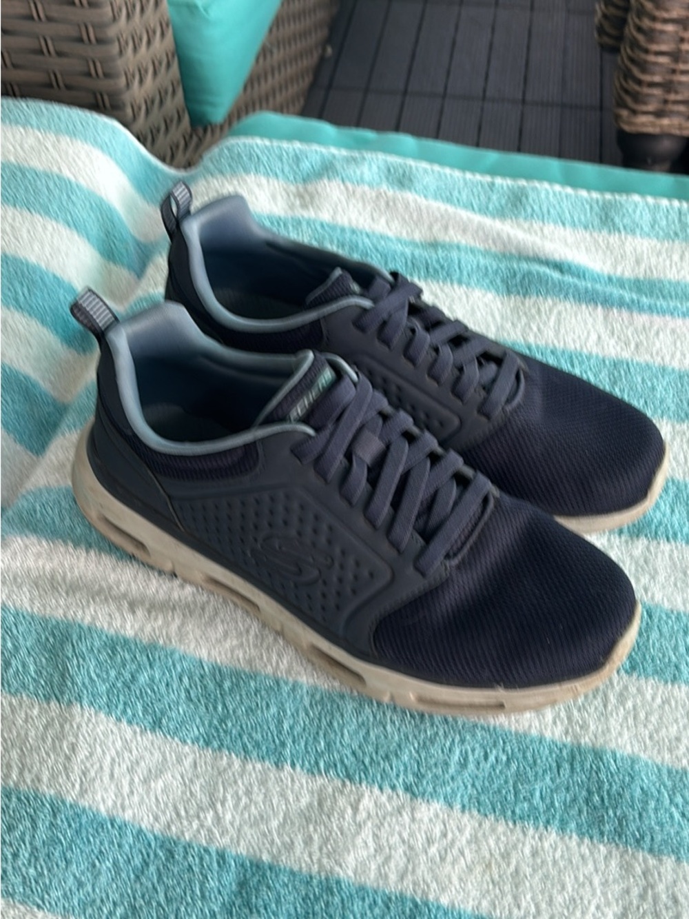 Mens Dark blue sketchers, glide, light memory form shoes
Size 9.5
